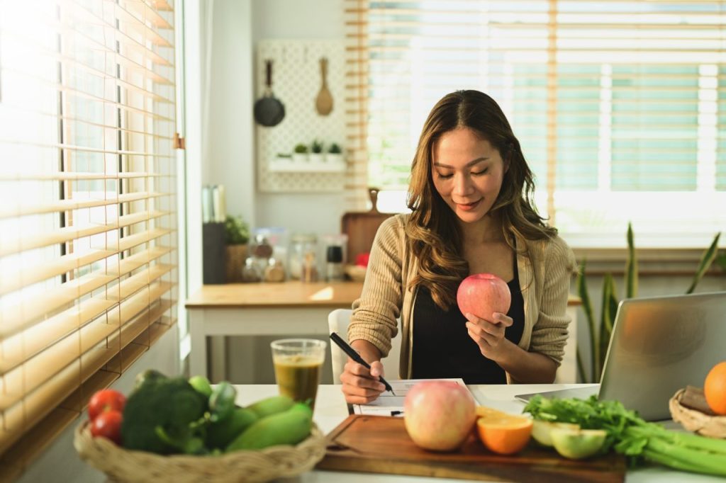 Nutritionist woman woking with fruits at her desk .jpg